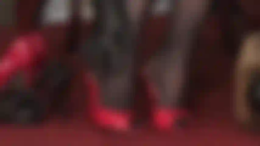 Sumisa de pies en castidad. Tú, mi débil y pequeña zorra de pies, ya no eres libre de jugar con la polla de mi ama. Mi ama te hace mirar sus talones y pies, provocando y atormentando esa polla tuya tan cachonda.