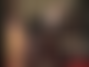 Adoro unas sensuales medias con estampado de ligas brillantes hasta llegar a una buena penetración dura con un enorme strap-on negro.