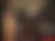 Adoro unas sensuales medias con estampado de ligas brillantes hasta llegar a una buena penetración dura con un enorme strap-on negro.