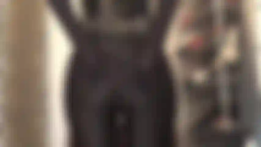 Pantalones ajustados de spandex y guantes, adoración del culo y adoración del tatuaje en el abdomen de la ama.