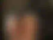 Admiro el maravilloso trasero redondo de mi amante en pantalones cortos de vinilo ajustados y pantimedias brillantes.