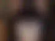 Arrodíllate detrás de mí y venera mis piernas de nailon y mi trasero perfecto, envuelto en varias capas de pantimedias y medias. Bésalas. Observa cómo bajo lentamente estas capas de nailon...