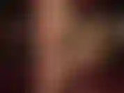 Una vista de cerca de la reina colgante realizando un juego sexy con zapatos con medias brillantes y tacones de plataforma color piel. ( Bajita).