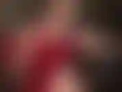 Ama vivian realiza una paja con guantes largos de lycra rojos calientes.