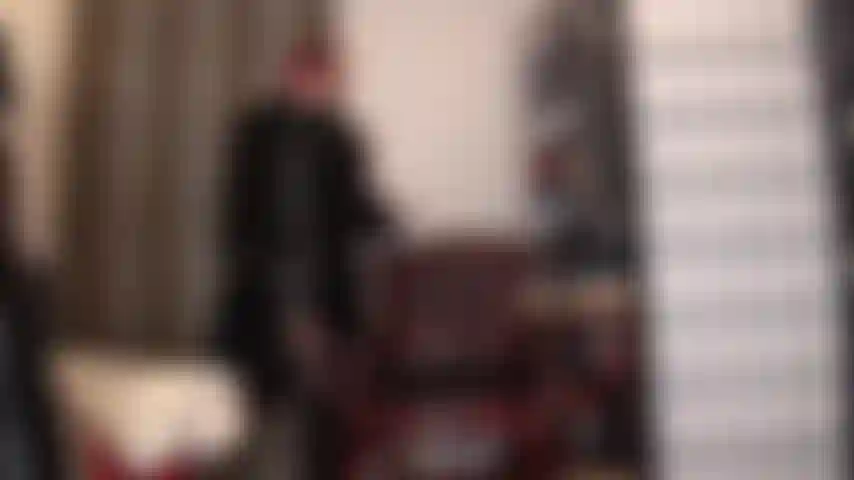 Amante de las pieles: aquí hay una maravillosa mezcla de telas, una amante vestida de negro, un vestido de pvc brillante, guantes de cuero y un abrigo largo de piel, piernas en pantimedias negras y botas hasta la rodilla.