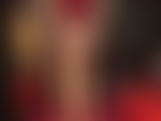 Capas de medias brillantes: 2 pares de las medias más brillantes que tanto amas en las piernas, el trasero y los pies perfectos de tu amante, junto con bragas de satén rojo caliente.