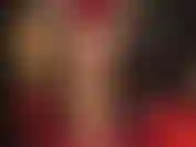 Capas de medias brillantes: 2 pares de las medias más brillantes que tanto amas en las piernas, el trasero y los pies perfectos de tu amante, junto con bragas de satén rojo caliente.