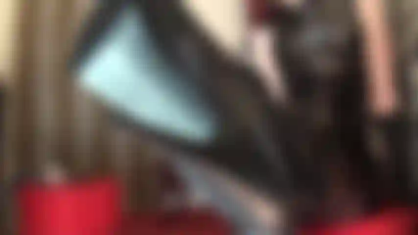 Amante de las botas de cuero: tu corazón de sub de cuero late un poco más rápido mientras mi amante muestra su colección de medias de cuero hasta la rodilla, botas sobre la rodilla y botas de charol, rematándote con sus manos enguantadas de cuero sobre tu polla.