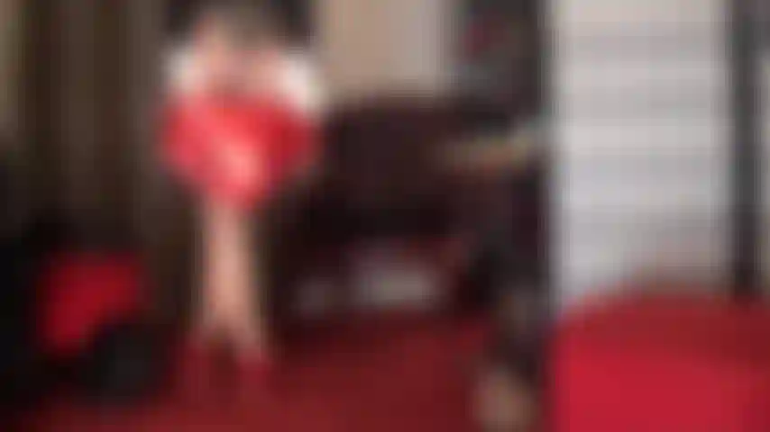 Adoro mis piernas y mi trasero: pantalones cortos rojos metalizados se burlan de mis medias doradas brillantes y capas de nailon negro con costuras con tacones y botas.