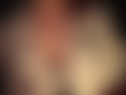 Satén blanco sedoso sensual combinado con cuero y pantimedias. La amante vivian conoce tu debilidad por el satén brillante y las pantimedias brillantes y sabe exactamente cómo provocar esa pequeña polla tuya...