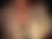 Satén blanco sedoso sensual combinado con cuero y pantimedias. La amante vivian conoce tu debilidad por el satén brillante y las pantimedias brillantes y sabe exactamente cómo provocar esa pequeña polla tuya...