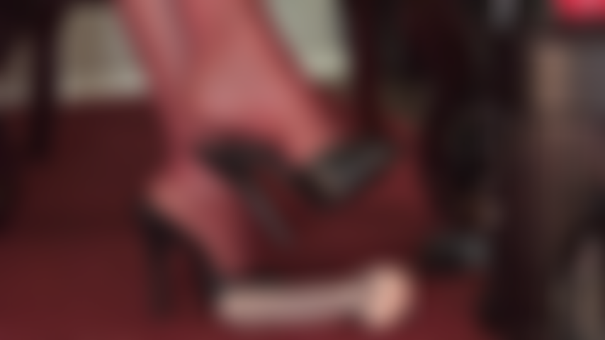 Unas preciosas mules de cuero con punta abierta destruyen la polla de tu esclava: eres débil y sumisa al ver los pies bellamente formados de la amante en pantimedias de color marrón rojizo brillante aplastando tu polla.