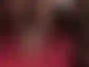 Una provocativa sexy fetichista de pies con tacones de aguja de metal rojo, pantimedias negras y un consolador en el medio para un trabajo de tacones caliente.