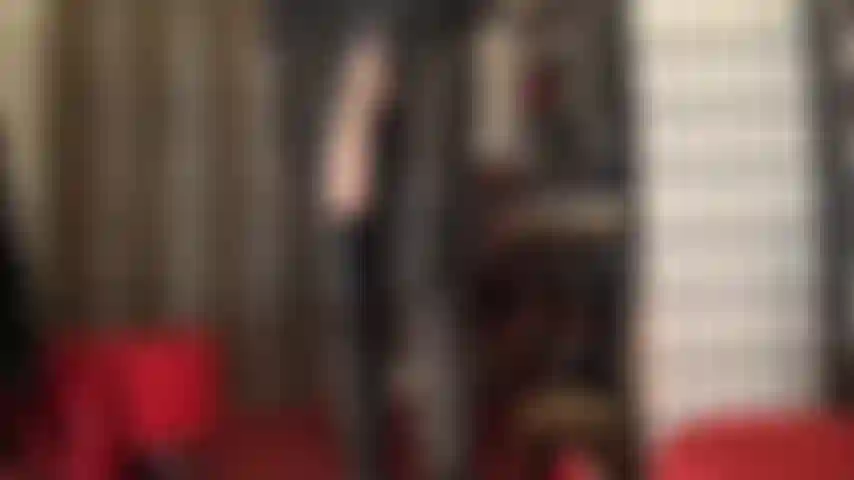 Vestida de cuero negro, sabiendo que su enorme polla carnosa es tu mayor debilidad, esta gorda polla blanca es tuya para adorarla mientras la amante la acaricia y la empuja dentro de ti, adoración de culo, lengua y escote incluidos.