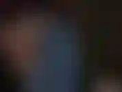 Ama se burla con guantes médicos.