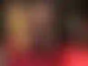 A medida que la falda semitransparente sube lentamente, se revelan las maravillosas capas de medias y pantimedias brillantes. Adoro las bonitas medias blancas de encaje bajo las brillantes medias marrones.