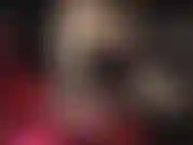 Ama se burla en cuclillas en tu cara con culo en pantimedias, tanga alta y espalda sexy en vestido de encaje.