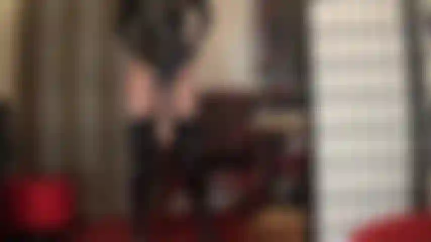 Un culo caliente y una polla grande y carnosa: el grueso strap-on de la amante se ve especialmente delicioso cuando se presenta con la amante vistiendo un traje de pvc caliente, medias color canela brillantes y botas de charol extra largas.