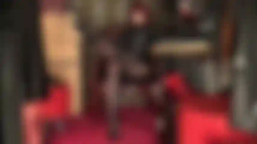 Hipnotizada por las piernas de diosa en pantimedias: tacones brillantes de movimiento lento, piernas largas de nailon, vinilo brillante... Tu diosa conoce todas tus debilidades y las usa para controlar tu cuerpo y tu mente sumisa.