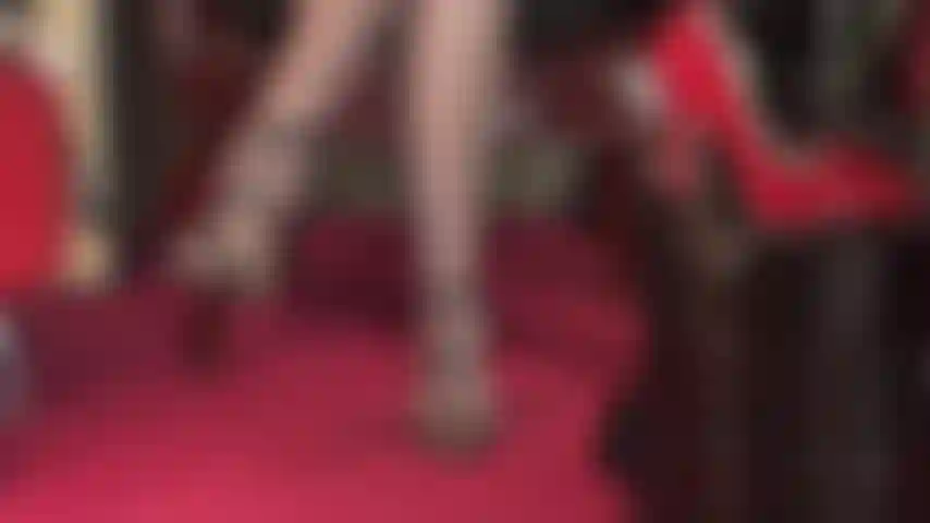 Amante de los tacones altos y las pollas. Mi ama te invita a lamerle el talón. Lentamente, vamos, lame... Ahora chúpalo... Igual que una polla. Cuando quieras más, mi ama te da su sabrosa polla grande.