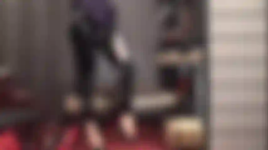 Dominación con correa y adoración de culo en elegantes leggings de pvc negro: la amante empuja su gruesa polla cubierta de nailon en tus agujeros.