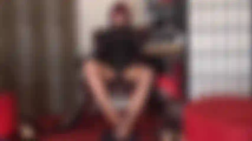 Paja de pies con medias desordenadas, consolador cubierto de saliva y pies de nailon.