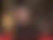 Amante que me anima a hacerme pajas sexys con medias estampadas de cuero y liga.