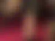 Este es tu lugar: adora a mis pies, provocada por mis juegos de zapatos y colgantes, con la fusta en la mano.