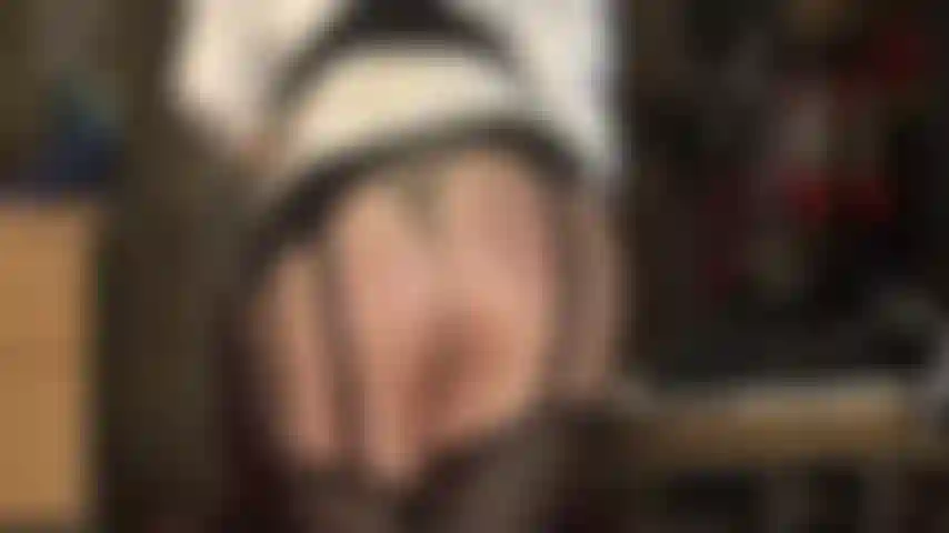 Culo y pies en medias brillantes y ligas sobre pantimedias color piel: la amante está vestida con un sexy traje de satén con liga de 12 tiras y medias de nailon, provocando con su fantástico culo y pies.