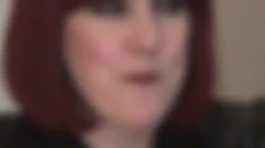 Ansiosa por el sabor de la saliva y los pies descalzos de la señora vivian; una boca llena de saliva es lo que necesitas ahora mismo. Una vez llena con mi deliciosa saliva, empujaré mis pies descalzos en tu boca de esclava.