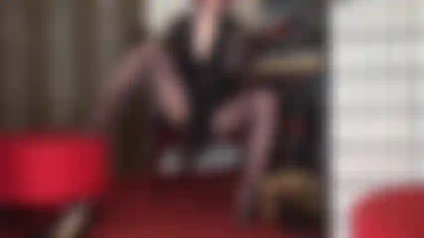 Todo lo que tu corazón de perra mariquita desea... Hermosas pantimedias con estampado de encaje floral, amante que te tienta con su gran polla negra y bragas de satén y encaje color piel.