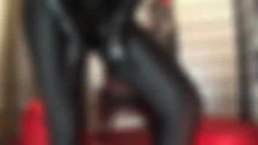 Leggings negros ajustados de spandex, guantes de látex brillantes y saliva: mi ama te hace babear al ver su increíble trasero en pantalones de licra brillante. Estas manos resbaladizas con guantes de goma y la saliva de mi ama te hacen retorcerte.