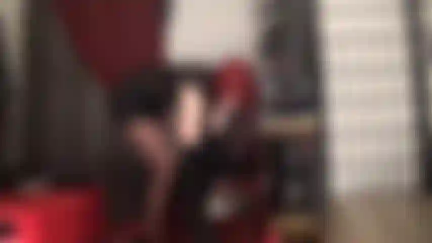 Amante del cuero hace que esta gran polla blanca luzca simplemente irresistible para tu boca de puta.