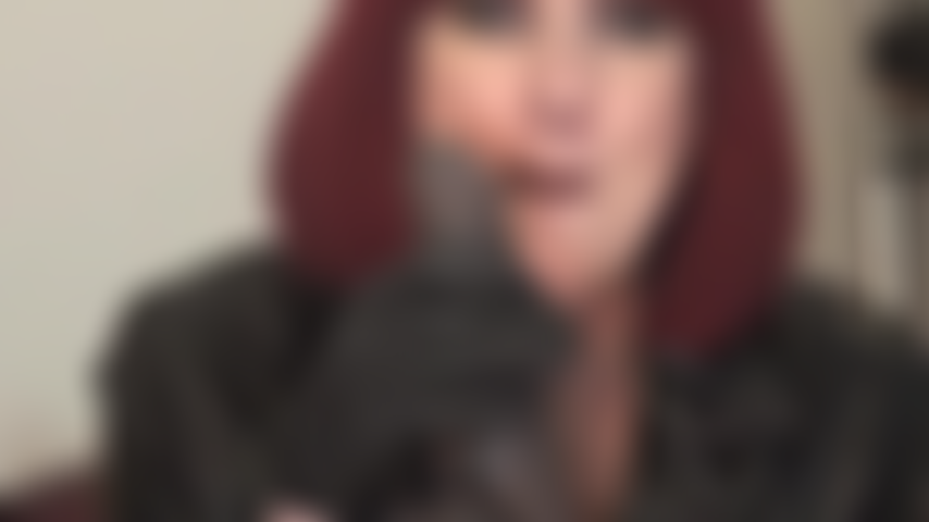 Labios de color marrón rojizo oscuro provocan y hacen pajas en la bbc.