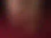 Tu diosa de nailon se burla en primer plano con sus dedos sexys, arcos altos y suelas suaves en medias de rayas color piel, tan transparentes, tan perfectas.