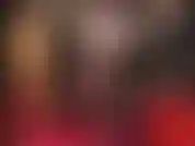 Con las piernas largas de una diosa, con medias negras de encaje con costuras y tacones azules metalizados a juego con el sensual vestido de látex. Y mis piernas largas y alargadas de nailon son uno de tus fetiches. Y no puedes apartar la mirada de mí.