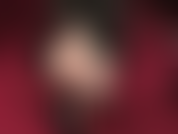 Deleite de pies: tobillos cruzados colgando, tacones de suela roja que dejan entrever los maravillosos pies de nailon de la amante en medias brillantes y transparentes apenas visibles.