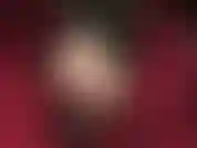 Deleite de pies: tobillos cruzados colgando, tacones de suela roja que dejan entrever los maravillosos pies de nailon de la amante en medias brillantes y transparentes apenas visibles.