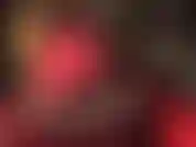 Mi ama te provoca con medias de seda con costura, ligueros y bragas de encaje, incitando a la masturbación mientras acaricia uno de sus grandes arneses blancos cubiertos de nailon. Acaricia suavemente conmigo.