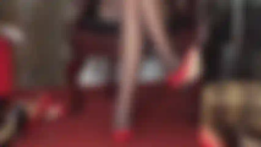 Tacones de aguja y fusta - los tacones de ama tienen el poder y controlan el grado de placer y dolor que recibe tu polla.