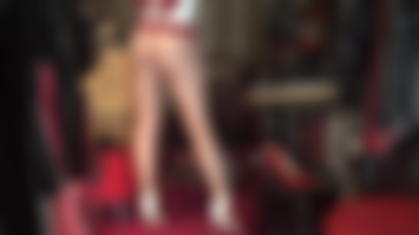 Los pies y el culo en pantimedias te excitan tanto que quieres frotar tu polla de esclava por todas estas suaves suelas y meterla en mi zapato.