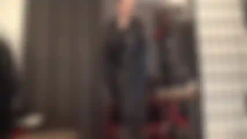 Amante del cuero tiene una deliciosa polla sorpresa bajo la falda. De repente no puedes apartar la vista de su enorme polla y te encuentras chupándola.