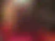 En látex y medias negras transparentes.