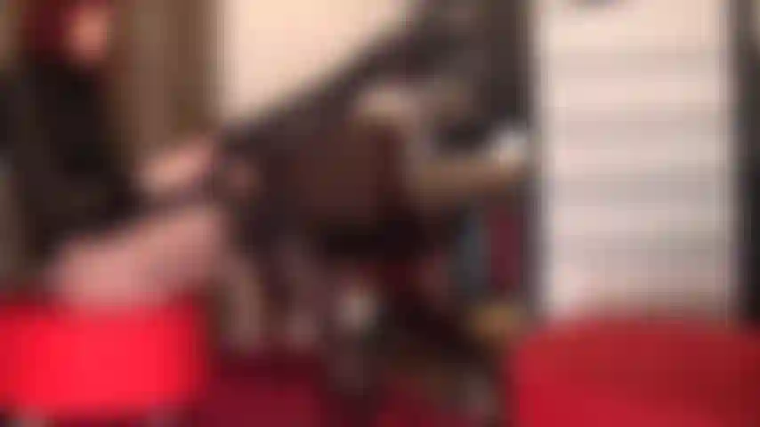 Diversión desordenada con consolador squirting con piernas cruzadas en un par de medias y ligas estampadas y mules de plataforma alta.