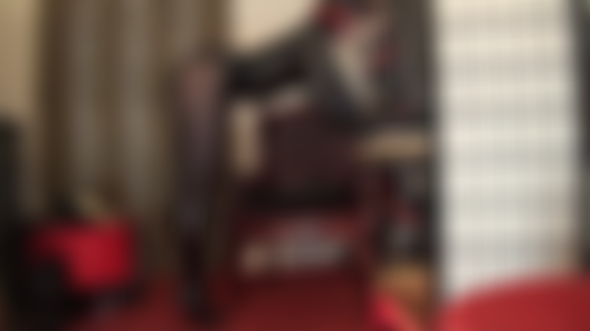 Diosa de la adoración en pvc brillante. Este es un atuendo fetichista irresistible. Brillante de pies a cabeza con vinilo negro brillante, botas hasta la rodilla y medias negras.