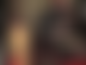 Si te gusta un atuendo fetichista extra brillante, entonces esto es para ti: tu amante en un traje de gato de pvc ajustado de piel negra brillante.