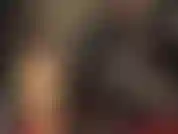 Si te gusta un atuendo fetichista extra brillante, entonces esto es para ti: tu amante en un traje de gato de pvc ajustado de piel negra brillante.