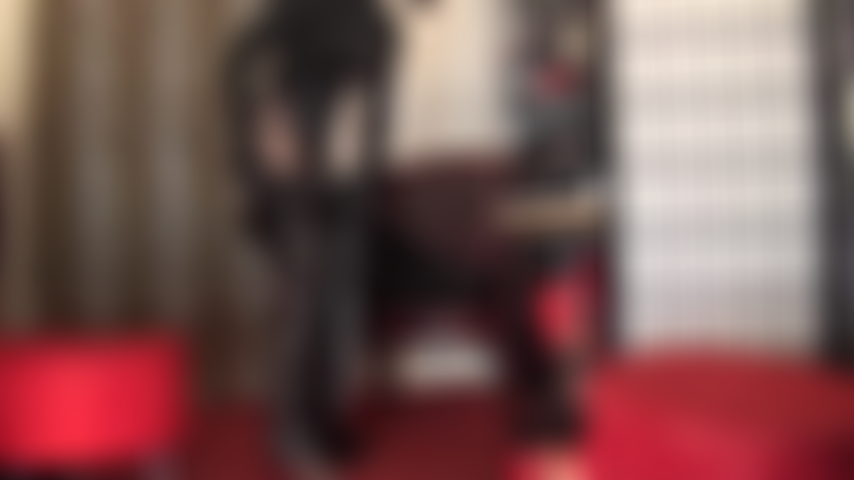 Fetichista del cuero: uso pantalones de cuero negro y botas de tacón de aguja hasta el muslo.