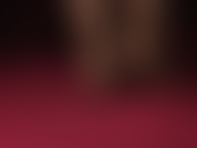 Un primer plano de mis hermosos arcos con medias marrón oscuro y tacones de cuero colgantes. Fetiche de pies.