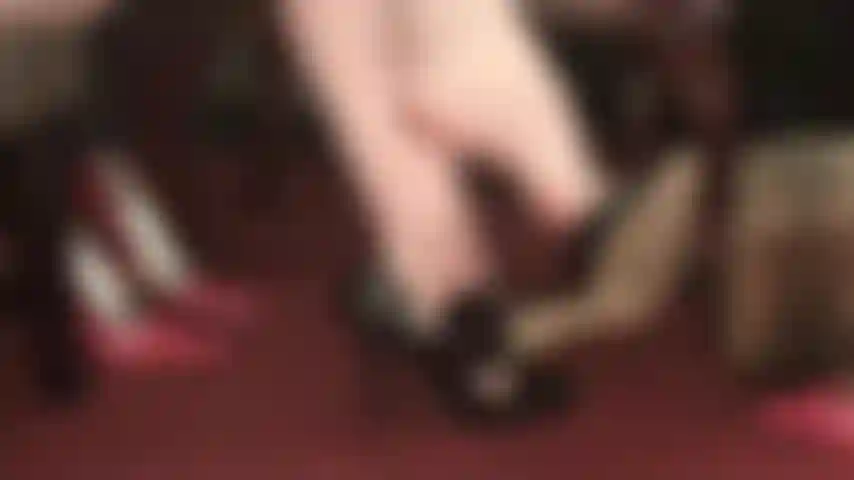 Tacones descalzos colgando provocativamente.